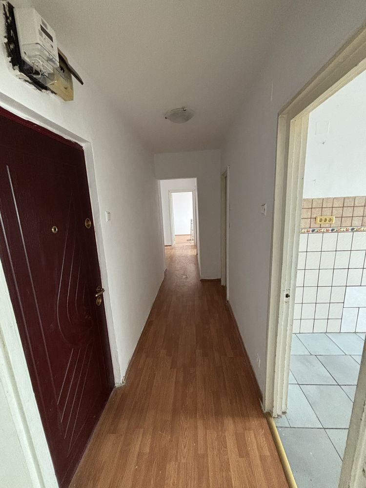 Apartament 3 camere, 74 mp, decomandat, Aurel Vlaicu (Lebăda), Arad