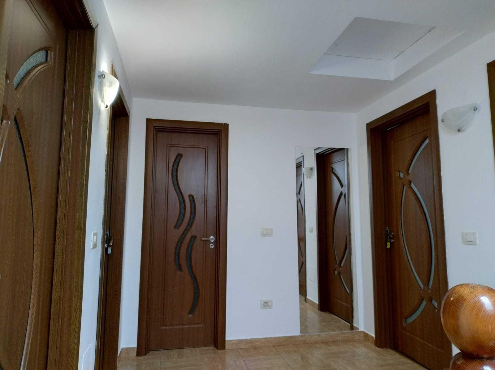 Închiriez cameră 600 lei /lună/cheltuieli incluse -  în apartament 4 camere decomandat