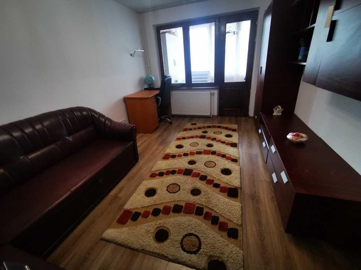Închiriez apartament cu 2 camere, decomandat, în cartierul George Enescu