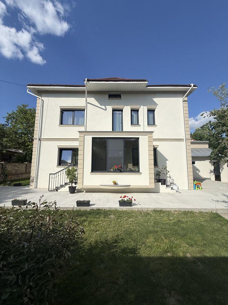 Casa in oras Suceava cu 10 ari de pamant / VARIANTA APARTAMENTE