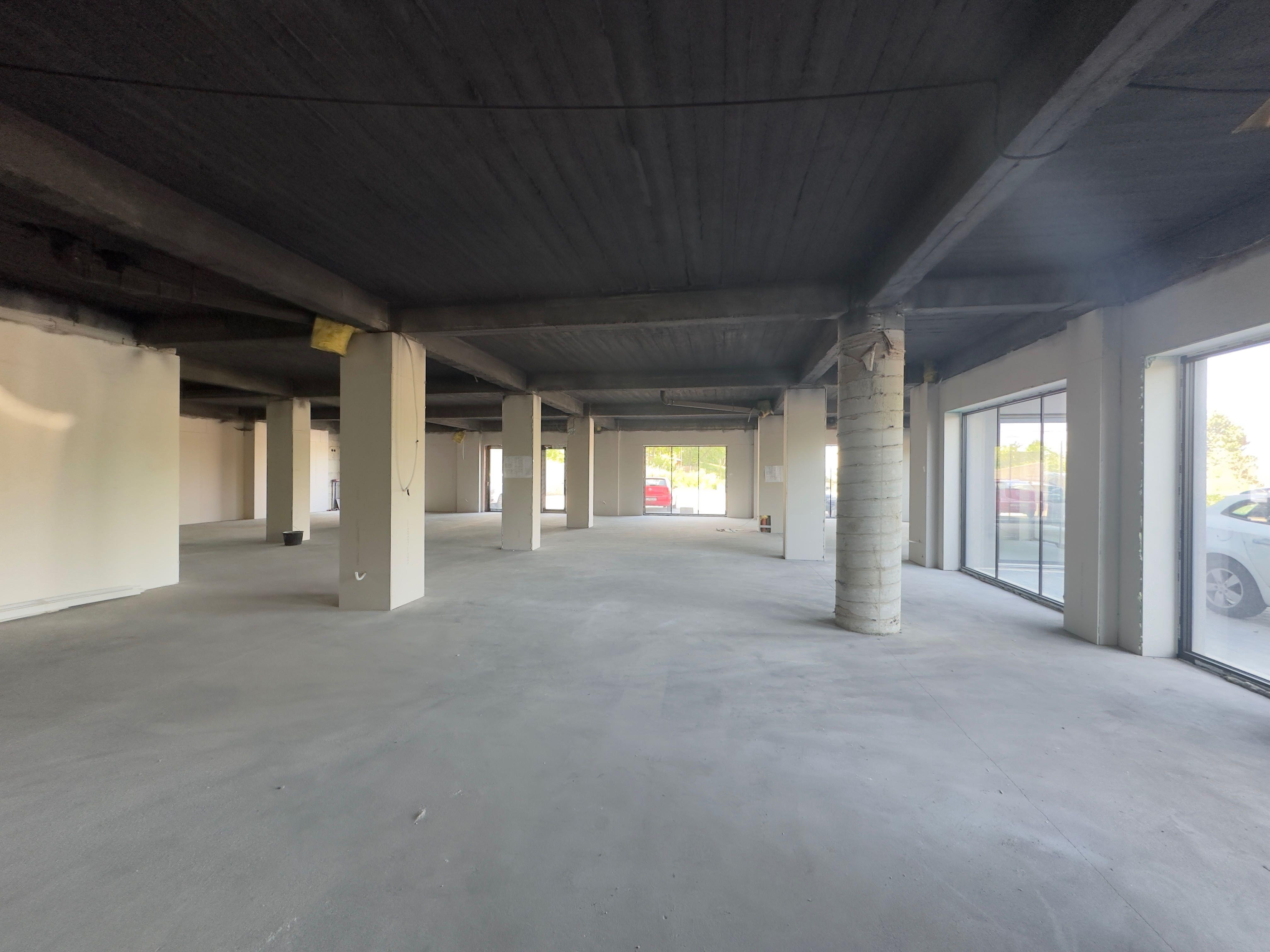 De inchiriat doua spatii comerciale in Suceava str Traian Vuia 224mp si 327mp