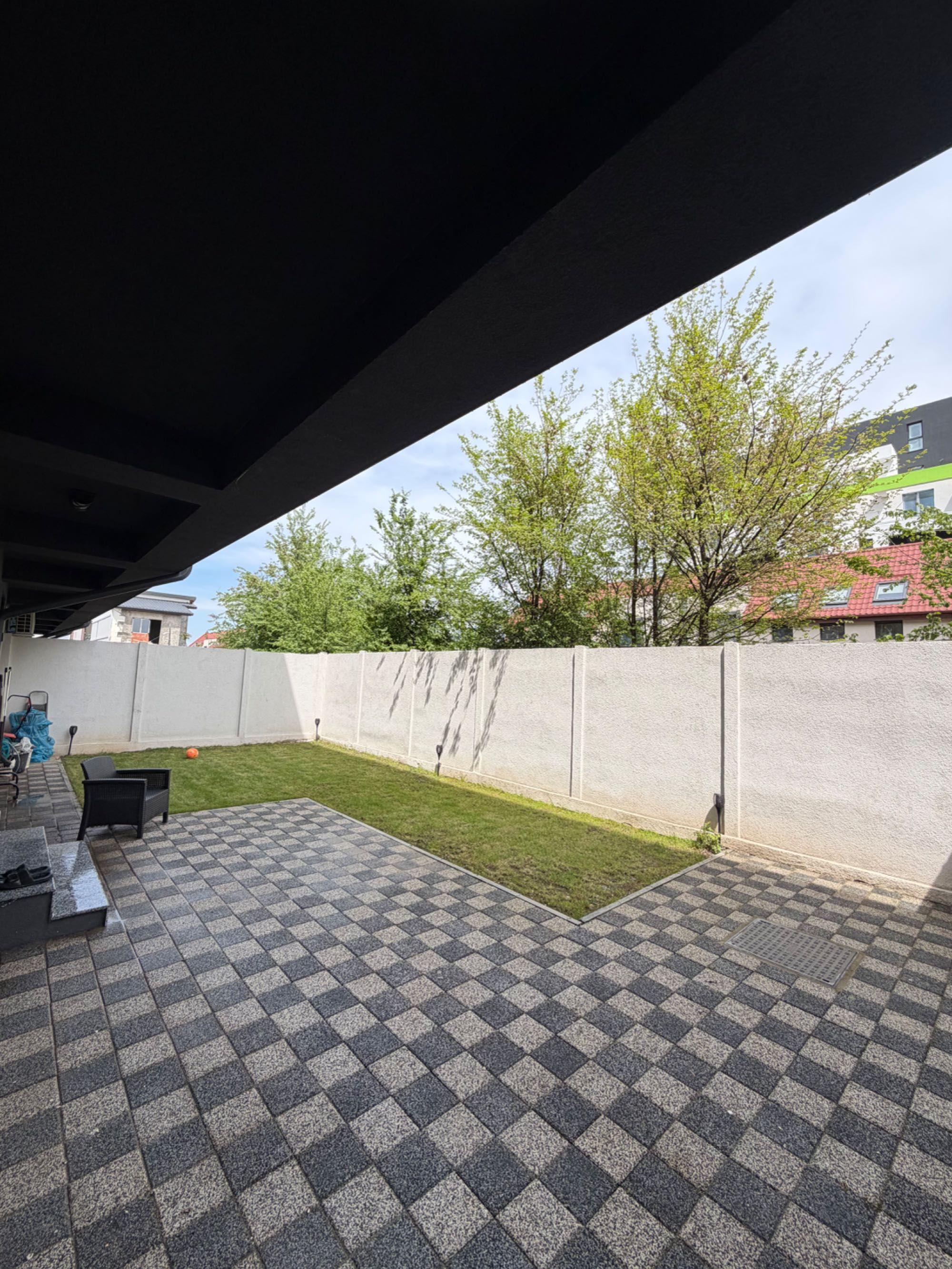 Apartament de vânzare – 3 camere, curte proprie 80 mp, parcare privată - imagine 1
