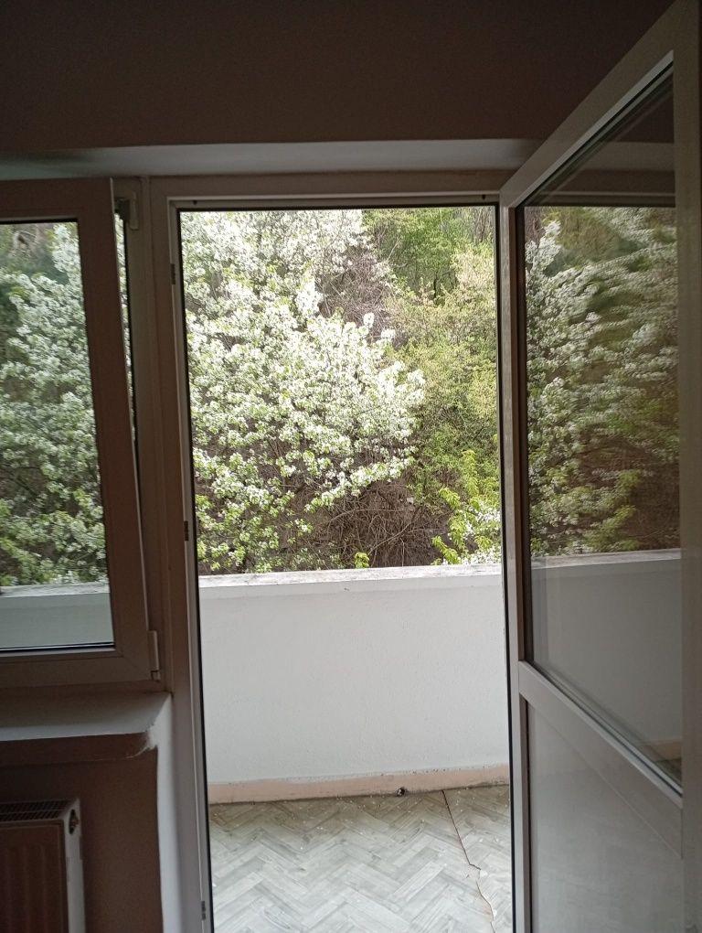 Închiriez apartament trei camere zonă rezidențială