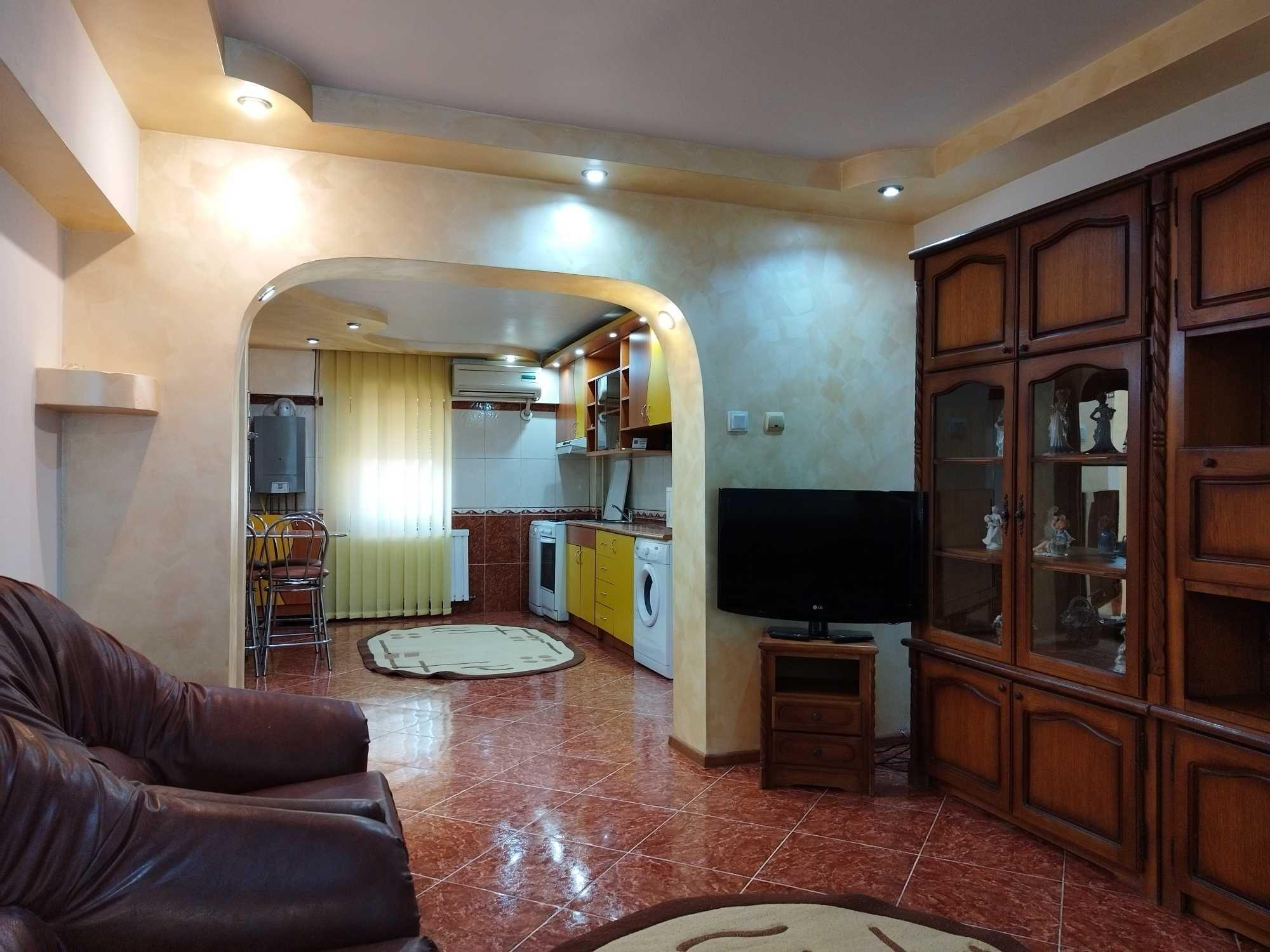 Apartament ultracentral  cu 2 camere decomandate + Living
