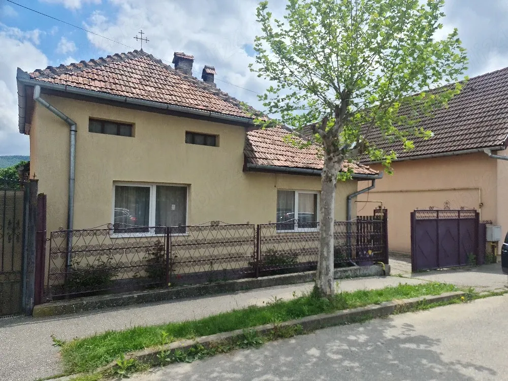Proprietar vând casă cu teren 900 mp în Râșnov zonă liniștită ideal locuință, casă de vacanță sa