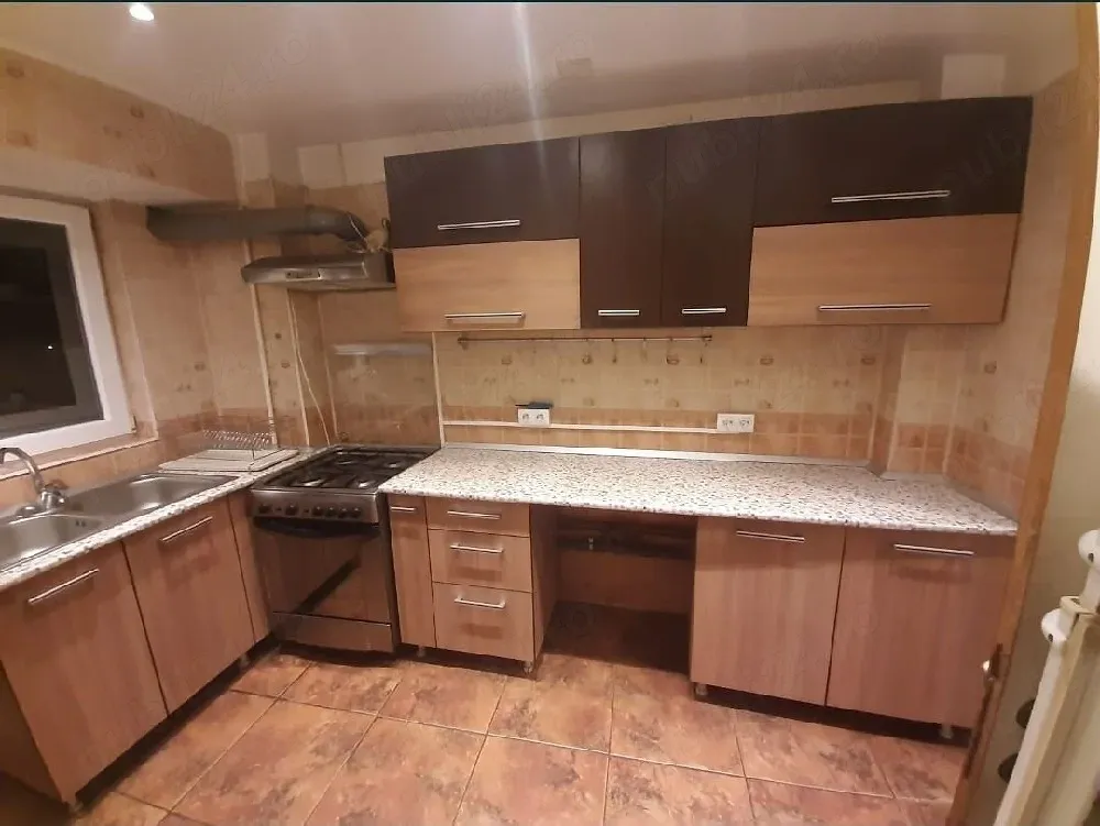Închiriez apartament 3 camere la piata 1 Mai