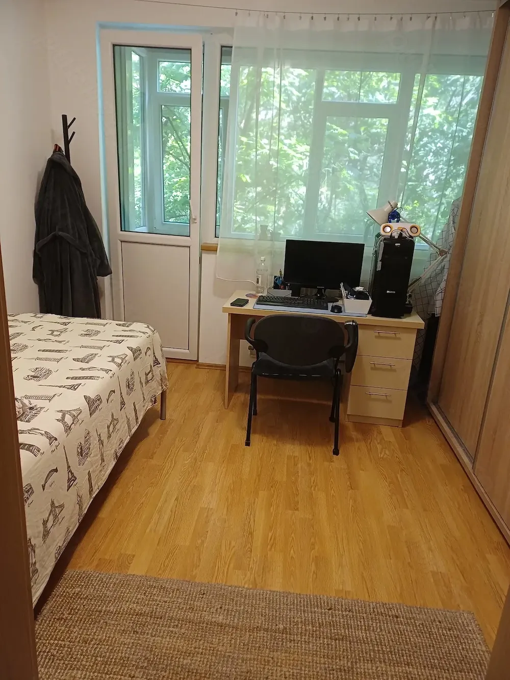 Vind apartament 4 camere Gorjului