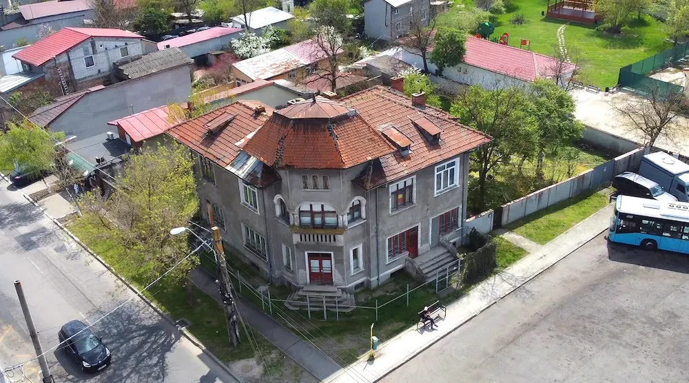 Casă cu teren în Giulești-Sârbi, Sector 6 270 mp utili, curte, garaj