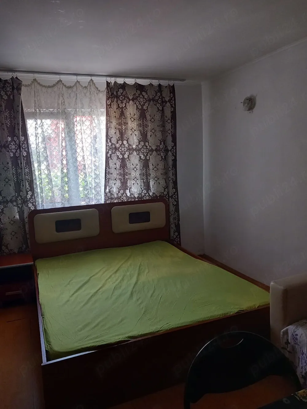 Închiriez camera curte