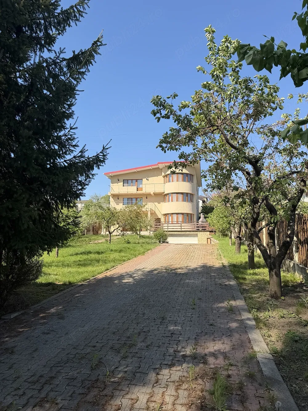 Casă de vanzare la malul lacului Ezareni