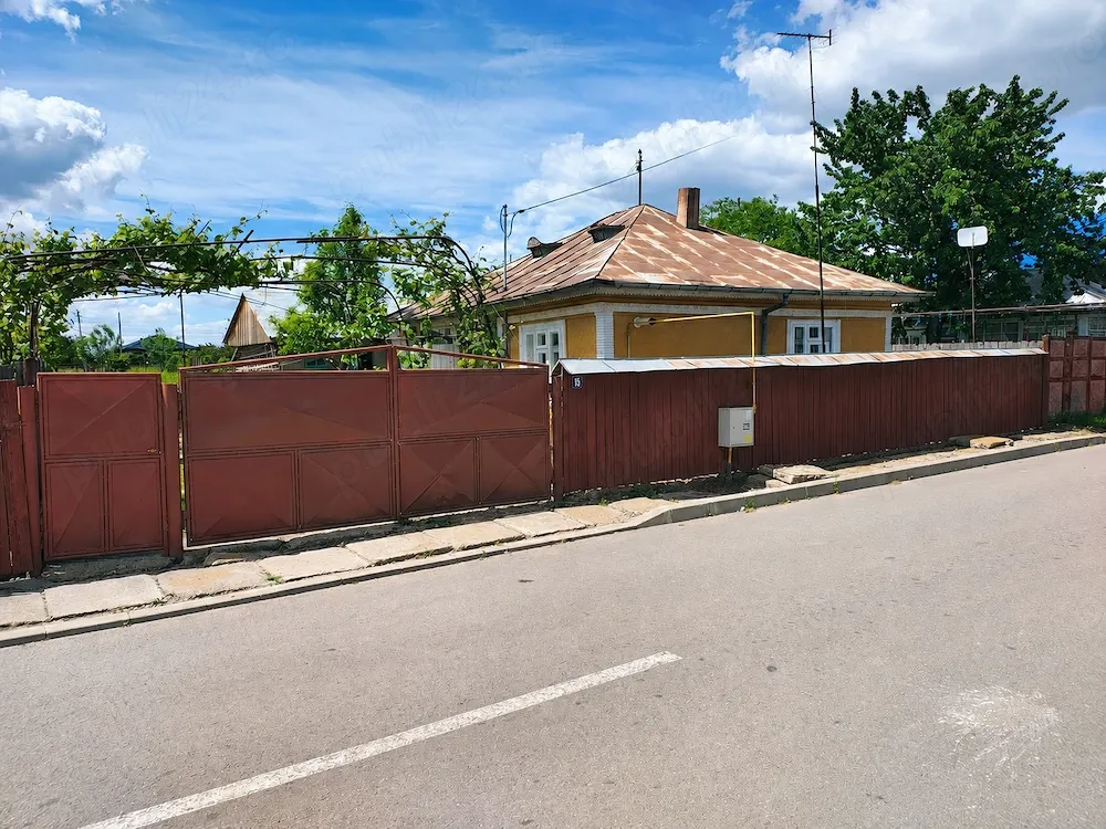 Casa + anexe gospodaresti cu teren de 1000 mp - imagine 1