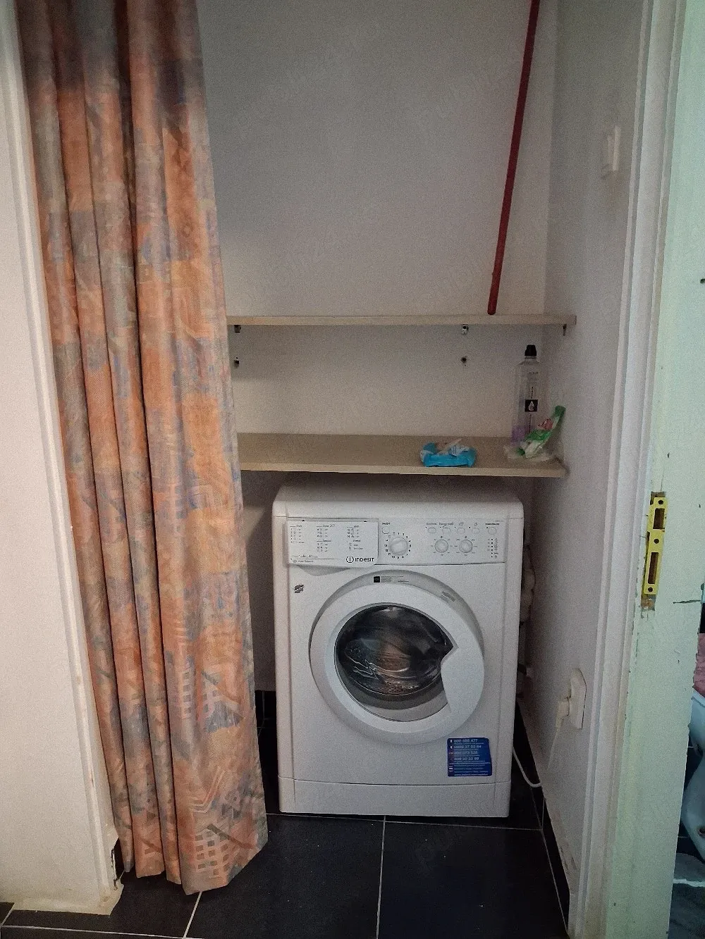 Închiriez apartament cu două camere.