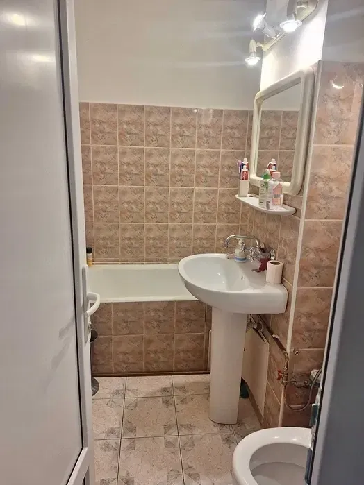 Ap decent 1 cam cu termoteca spatios Uta ocupabil imediat etaj 2