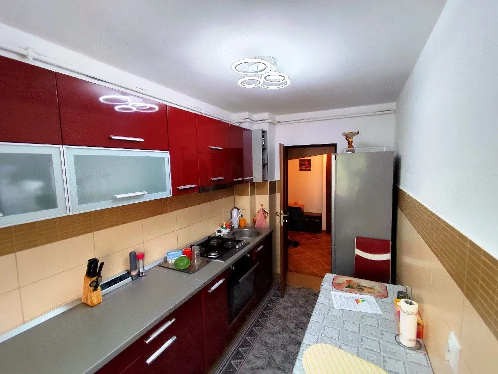 Vând apartament cu 3 camere mobilat si utilat - imagine 1