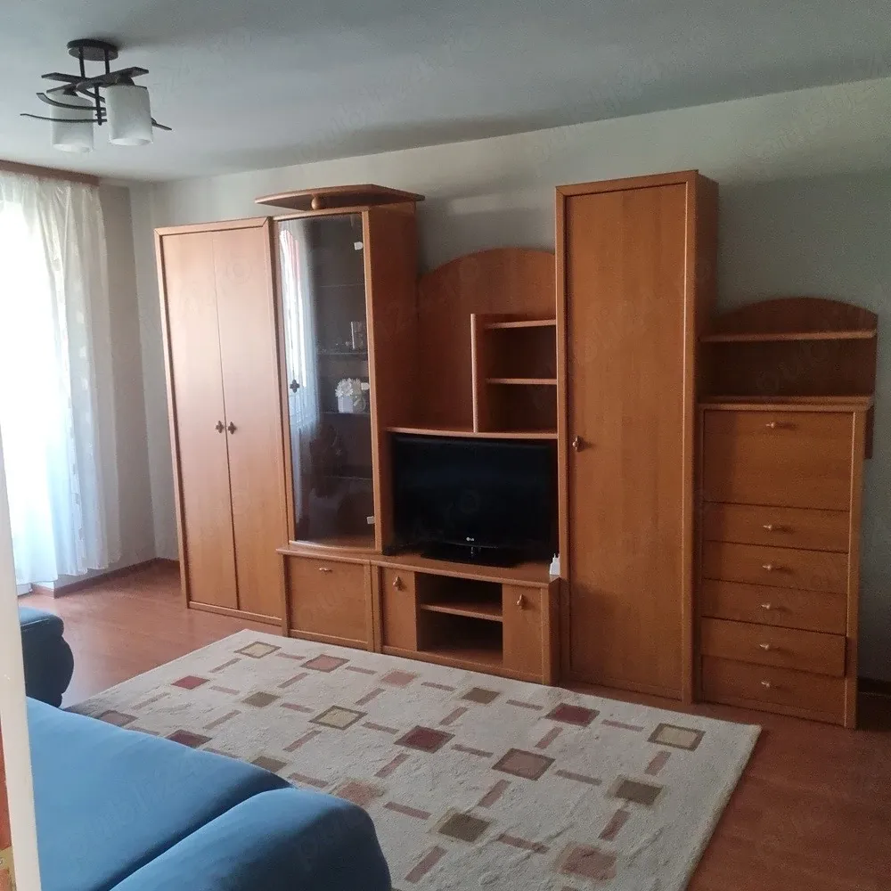 Apartament 3 camere de închiriat