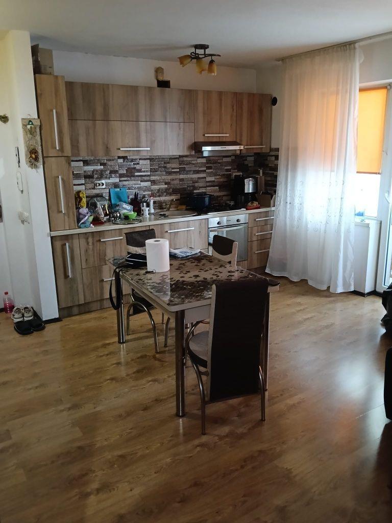 Vând apartament 3 camere 2 balcoane
