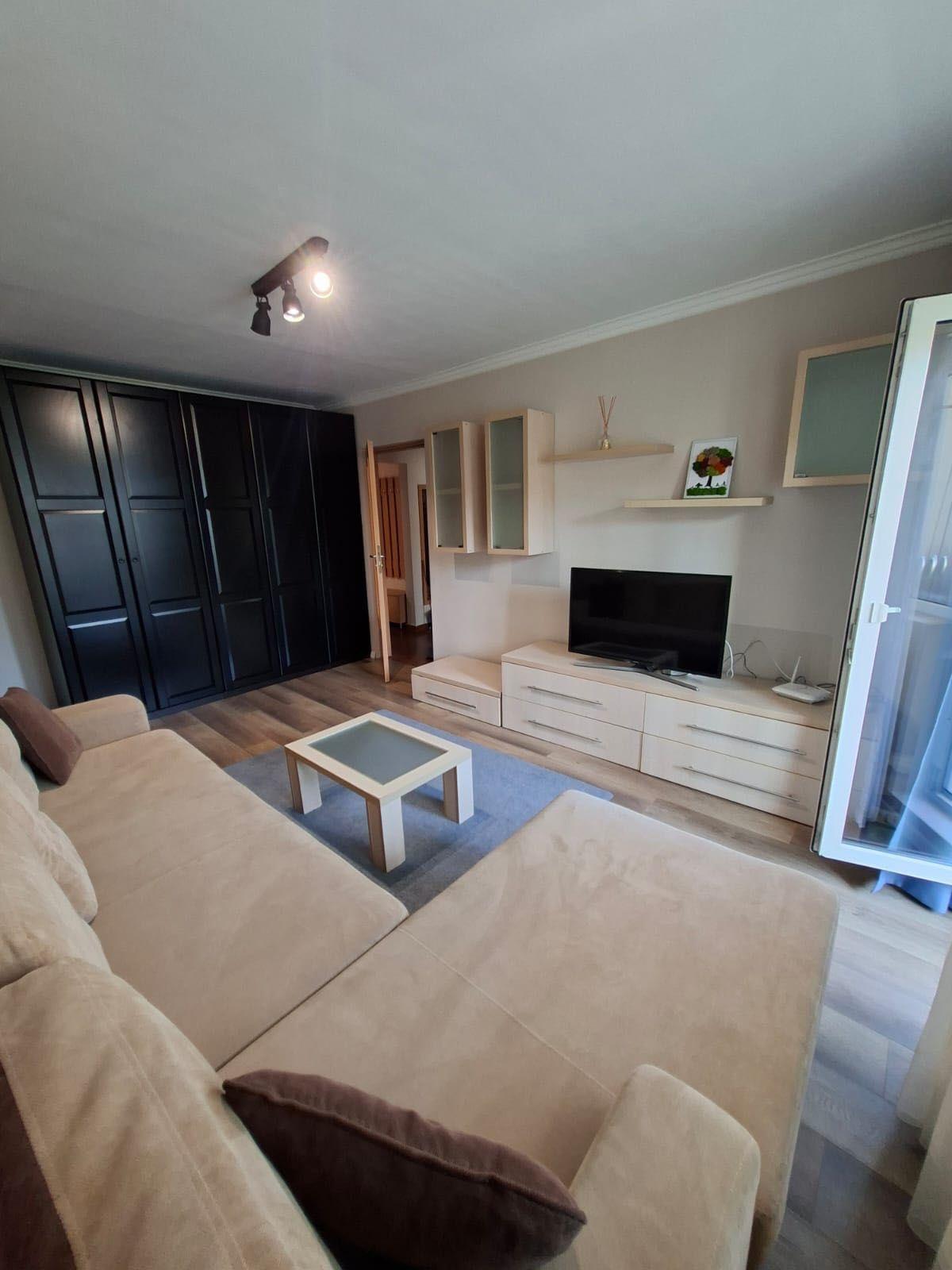 Persoana fizica închiriez în cart. ZORILOR apartament cu trei camere et 3/4