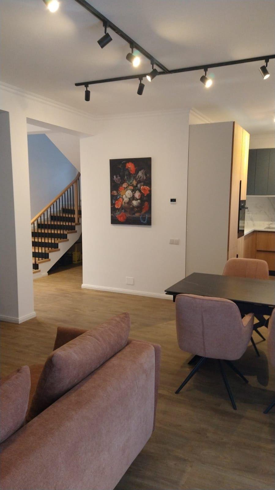 Închiriez duplex Floresti