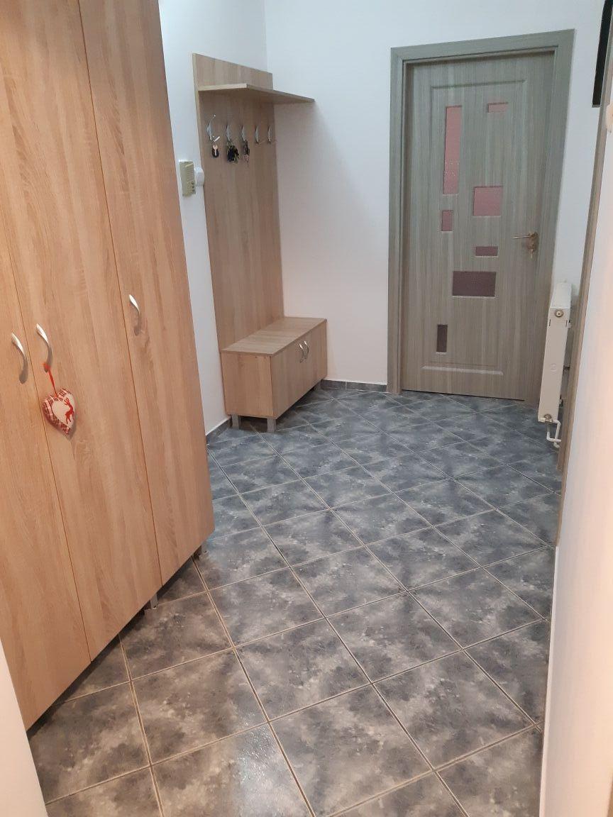 Închiriez ap 2 camere , decomandat