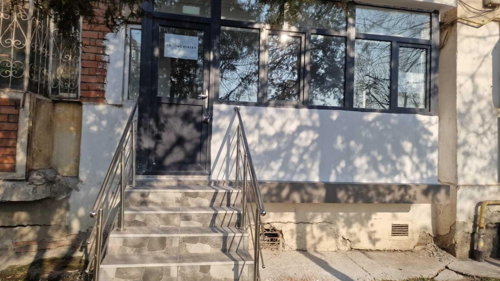 Inchiriez ap 3c parter 1 Mai bvd vizavi Confectii scara ext.