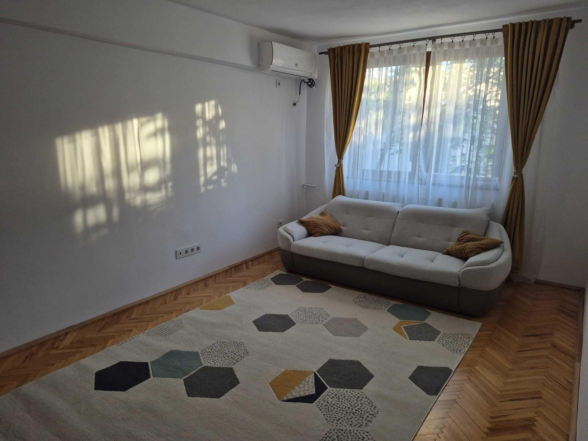 De închiriat apartament cu 3 camere în zona Rogerius, 70 mp, etaj 1, semidecomandat, complet mobilat și utilat