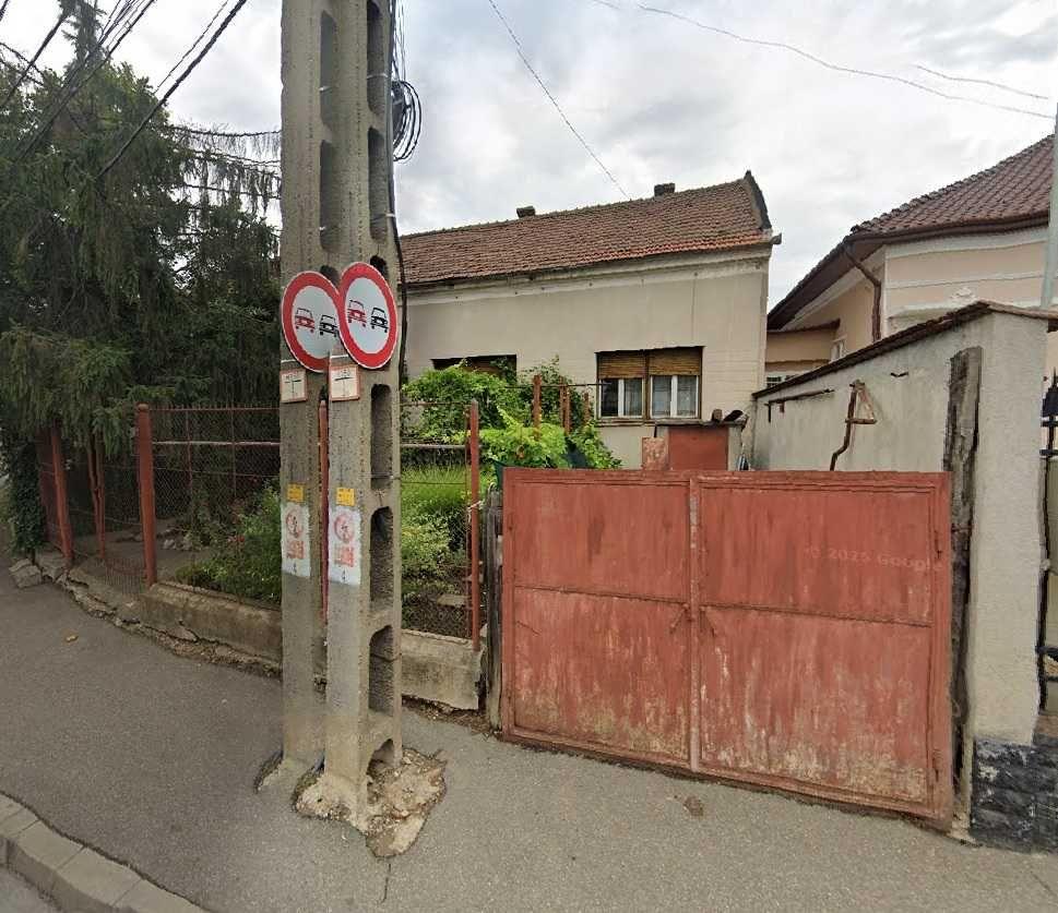 Vand casa din caramida cu 7 camere si dependinte cu beci boltit.