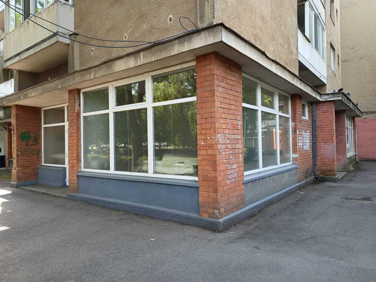 De inchiriat  spatiu comercial cu vitrina la strada si doua intrari