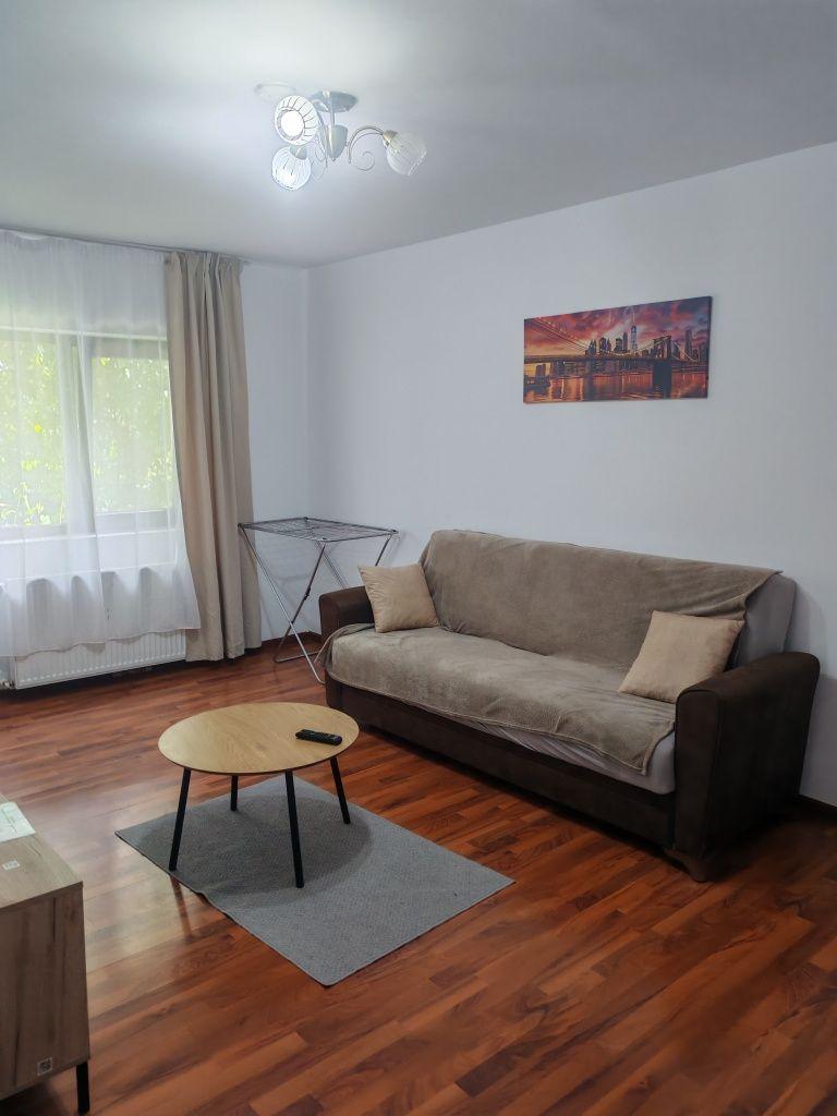 Închiriez apartament 2 camere, decomandat!