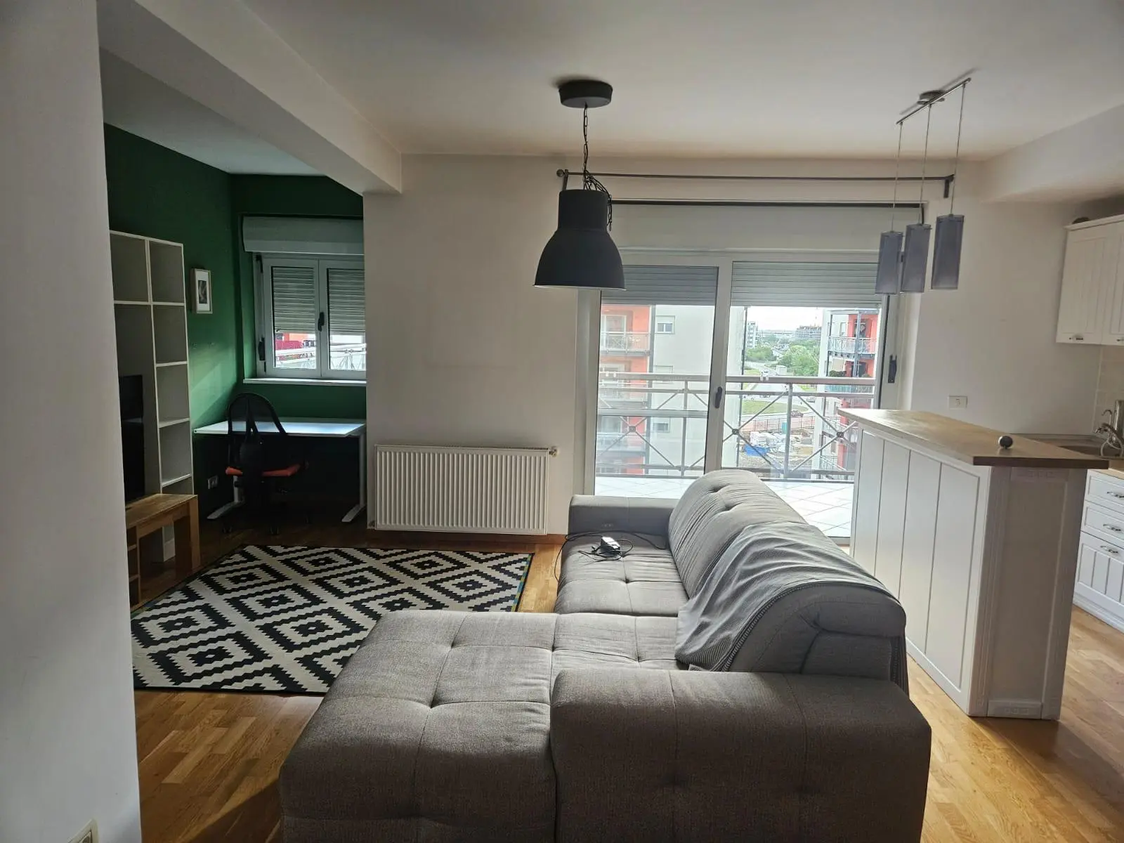 Proprietar, inchiriez apartament cu 2 camere si loc parcare privat, disponibil - imagine 1