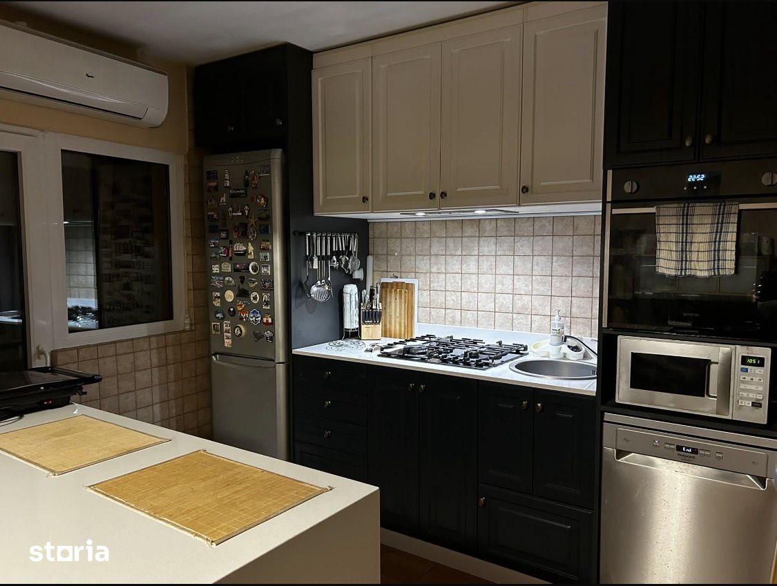 Apartament cu 3 camere, decomandat, modernizat, parțial mobilat