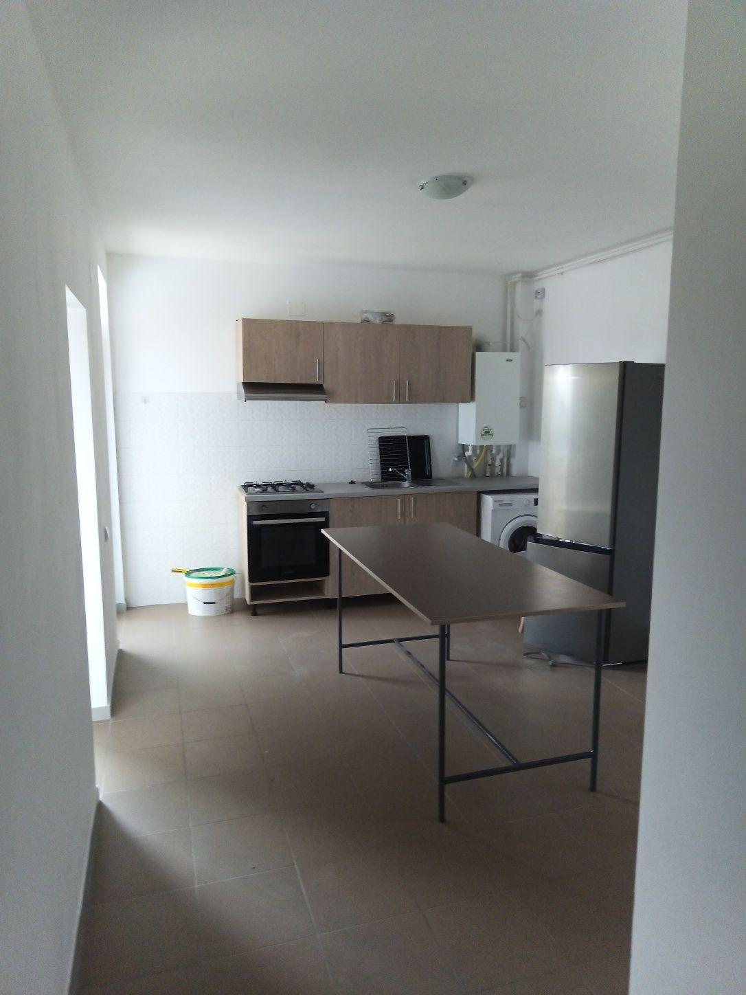 Închiriez apartament cu 2 camere in cartier 23 august metrou Republica loc parcare