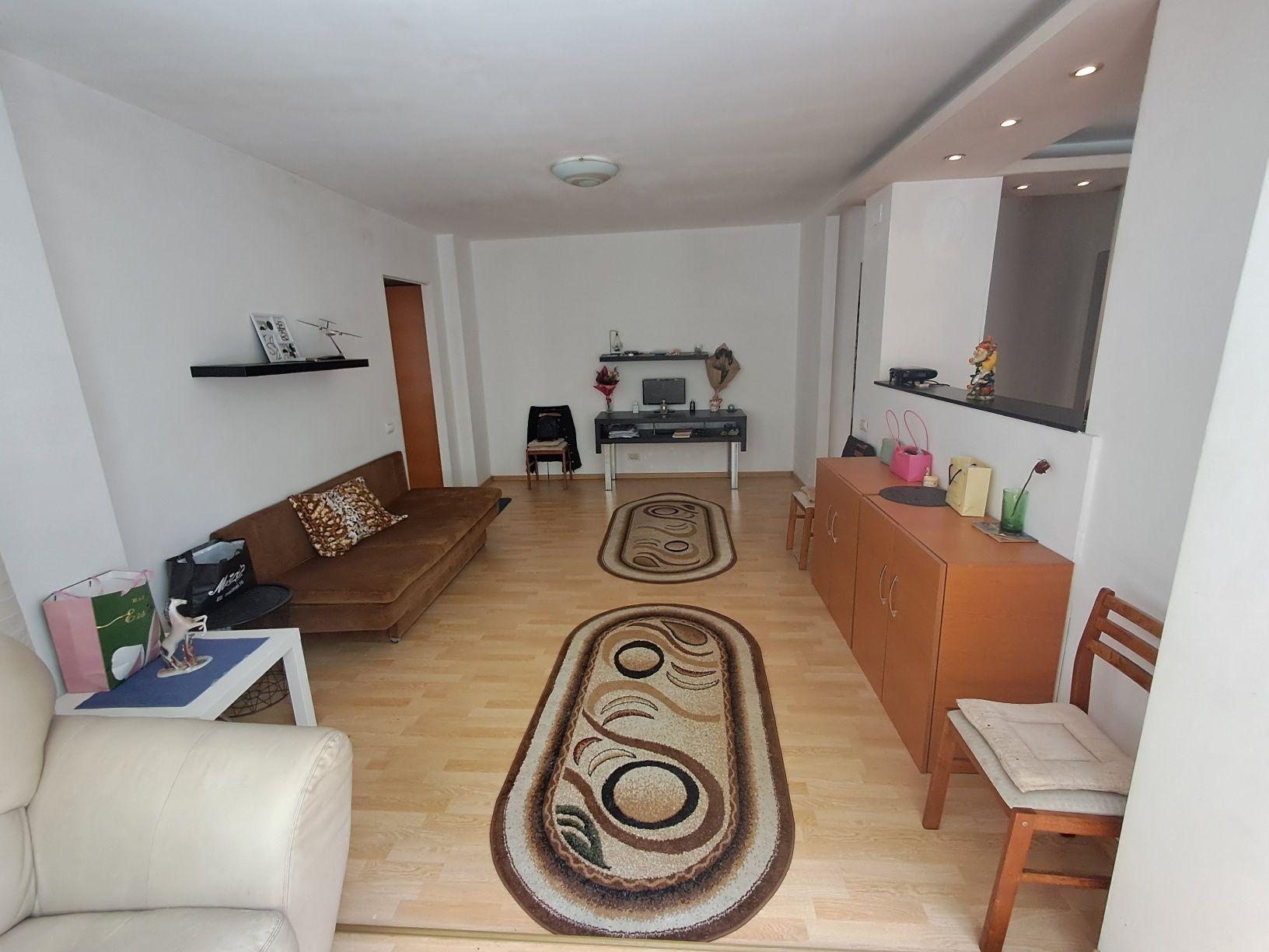 Ofer spre închiriere unei fete o camera într-un apartament semidecomandat situat pe Bulevardul Dimitrie Cantemir la 5 min de Piața Unirii.
