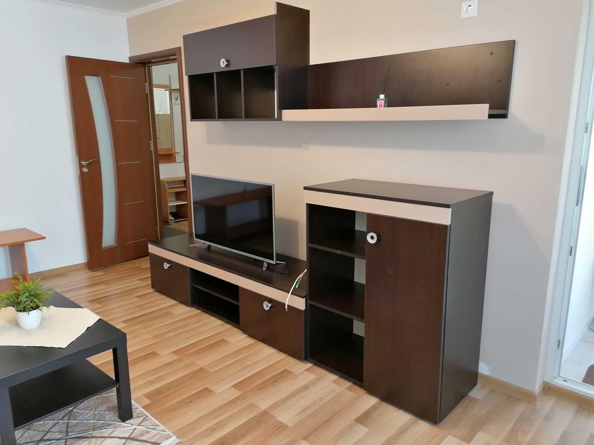 Apartament 2 camere,decomandat, strada Petre Ispirescu , ,etaj 2 din 4, vizavi  de restaurant Britannia