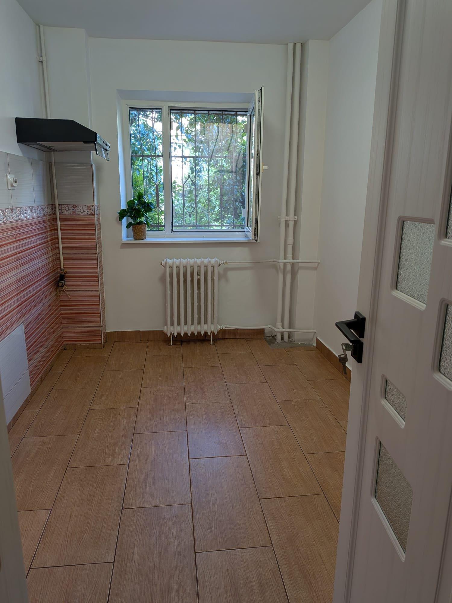 Apartament 2 camere,56mp, decomandat,parter 1981