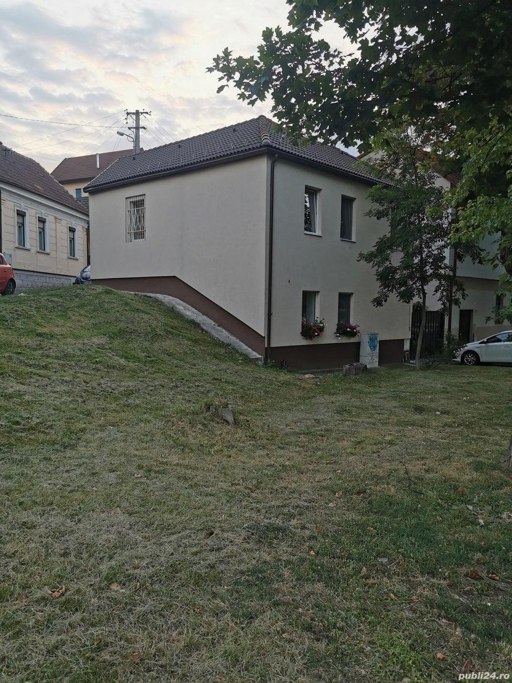 Casa de vanzare cu 2 apartamente și 1 garsoniera - imagine 1