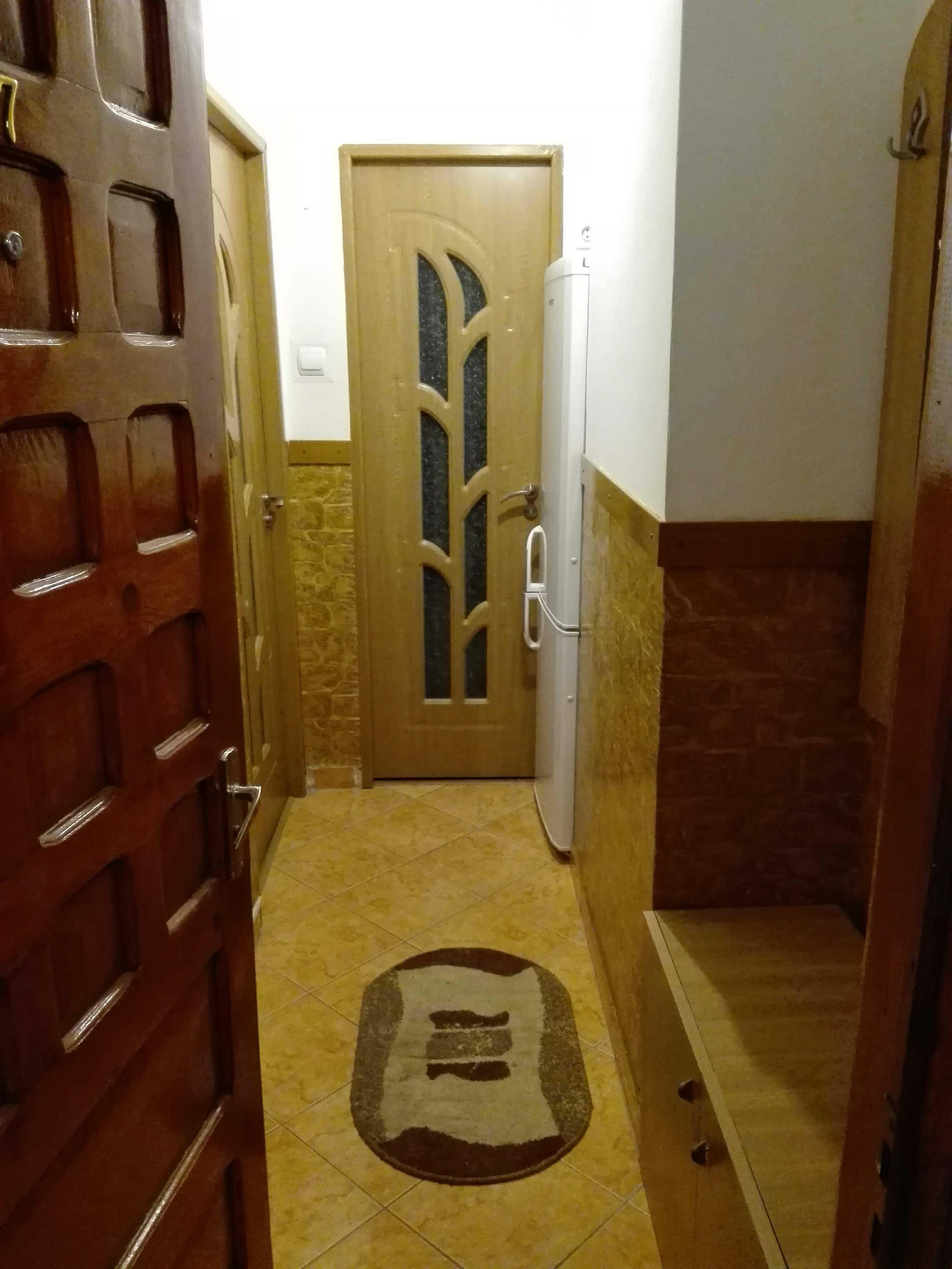 Închiriez GARSONIERĂ
