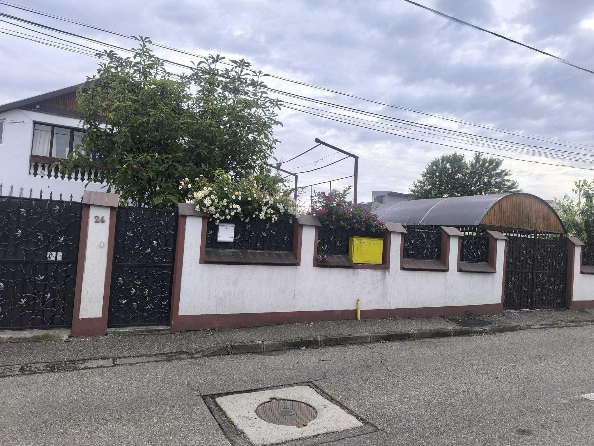 Casa 4 camere P+1 in Bacau cu garaj, beci si teren 800mp