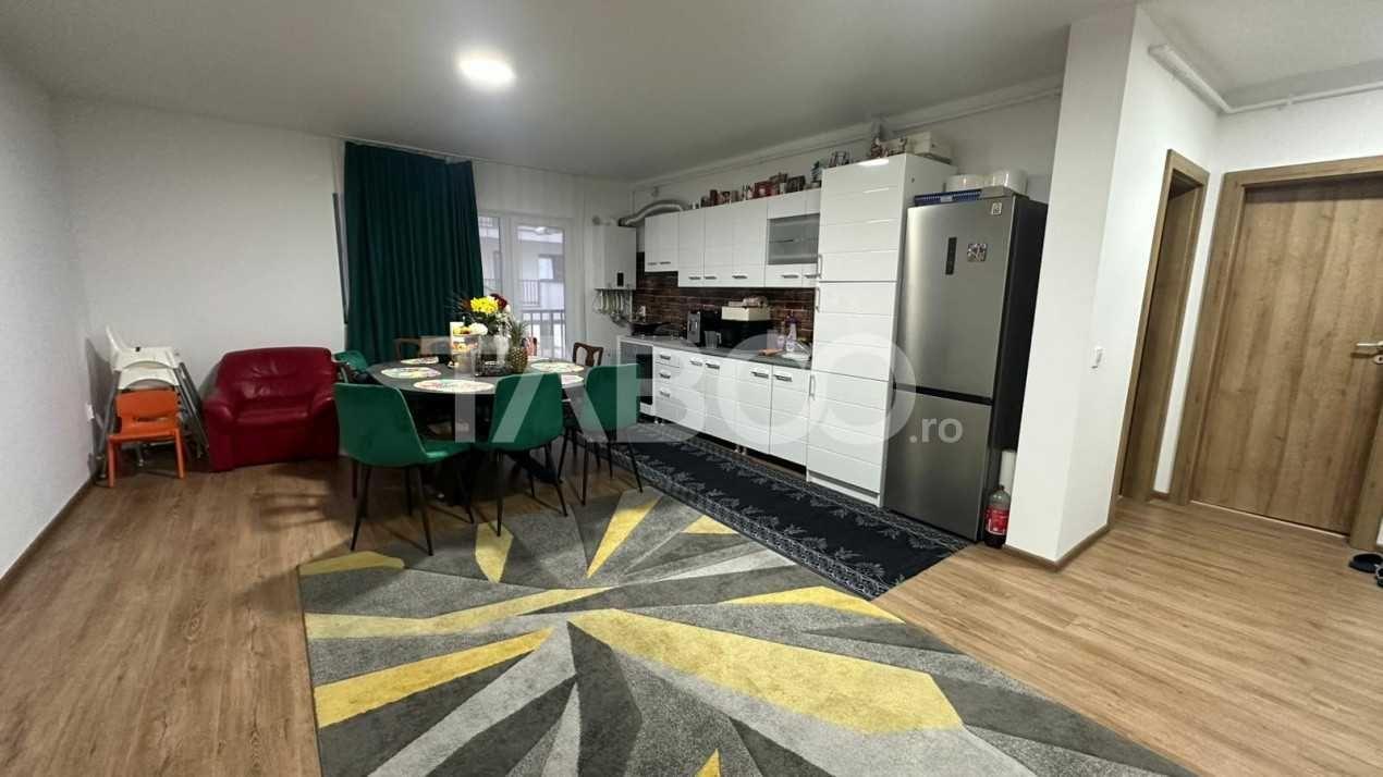 Propietar vand apartament cu 3 camere ,67mp utili ,2 baii ,balcon si parcare privata - imagine 1