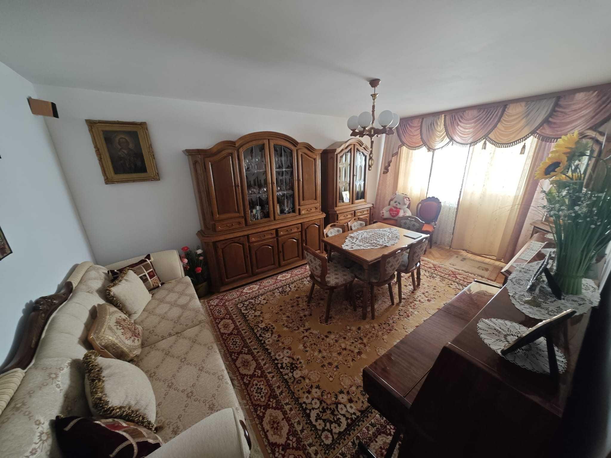 Apartament 4 camere | Zona Primăverii, Botoșani | 80 mp | Etaj 3