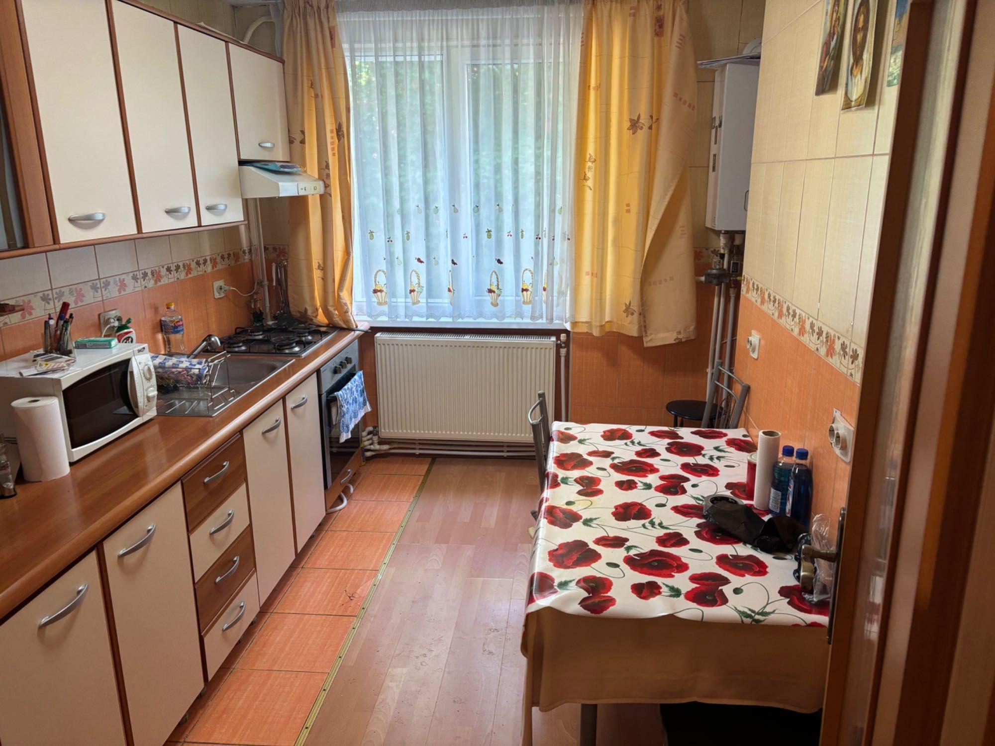Inchiriez apartament 3 camere parter mobilat, centrala, termopane  precista