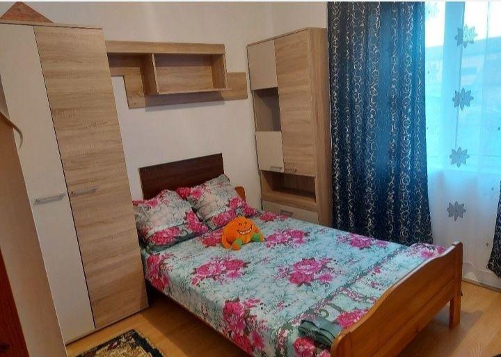 Ofer spre închiriere apartament 2 camere, zona 9 Mai Lido , decomandat, etajul 1