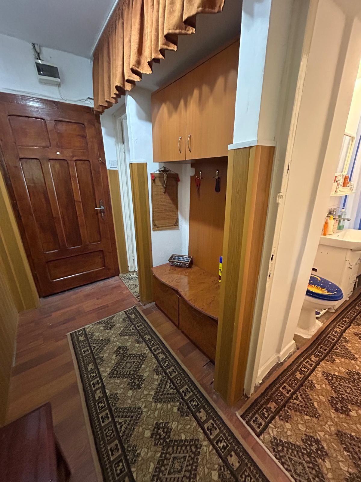 Apartament cu 2 camere nedecomandat,zona micro 11.Pret 35.000 euro. Detalii la tel. 0730745723