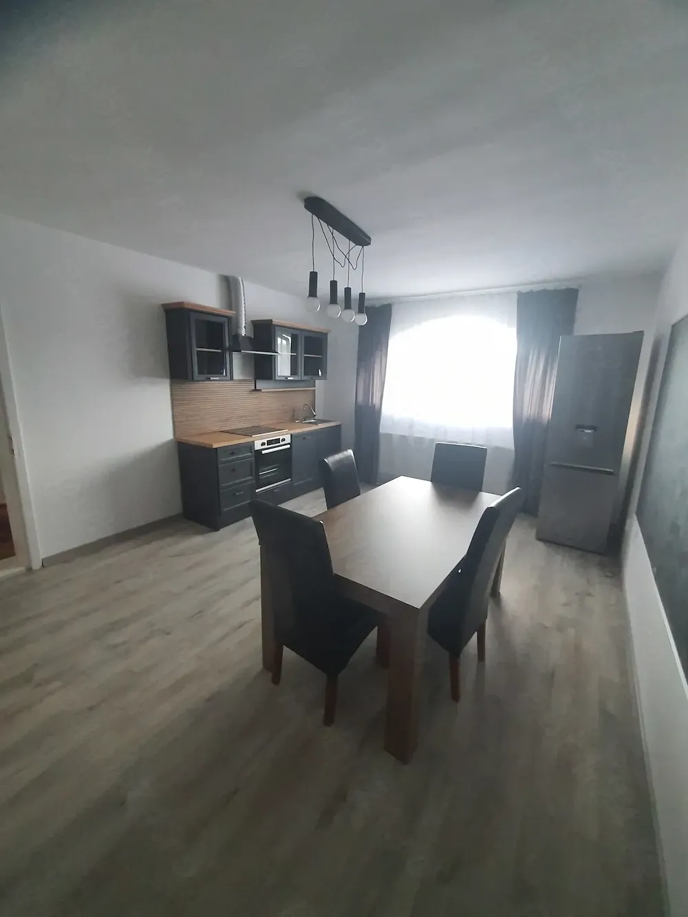 închiriez apartament la casă, 2 camere,  living-bucatarie open-space,  central, str. Gheorghe Doja