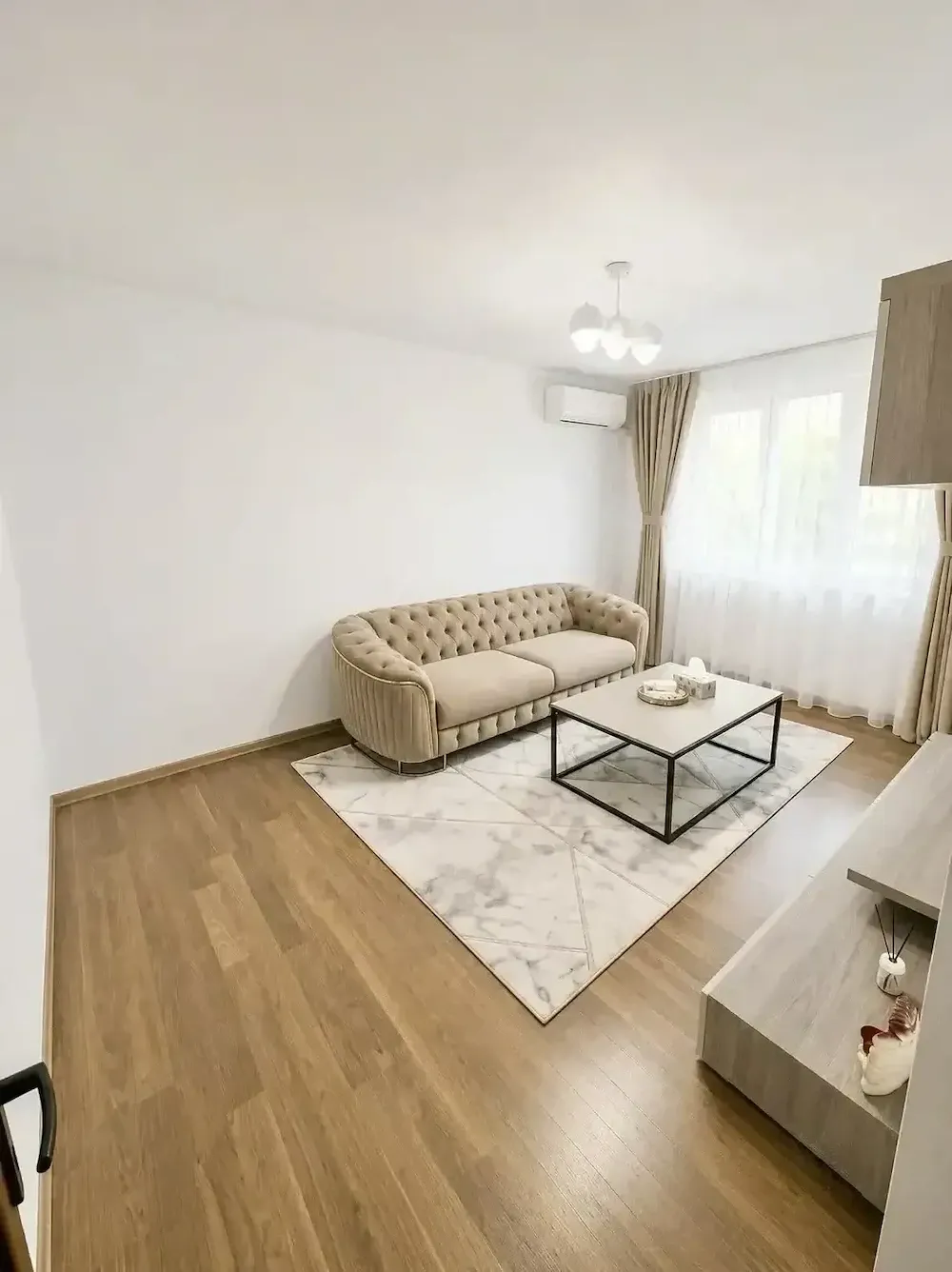 Închiriez apartament UltraCentr 3 camere Decomandat - imagine 1
