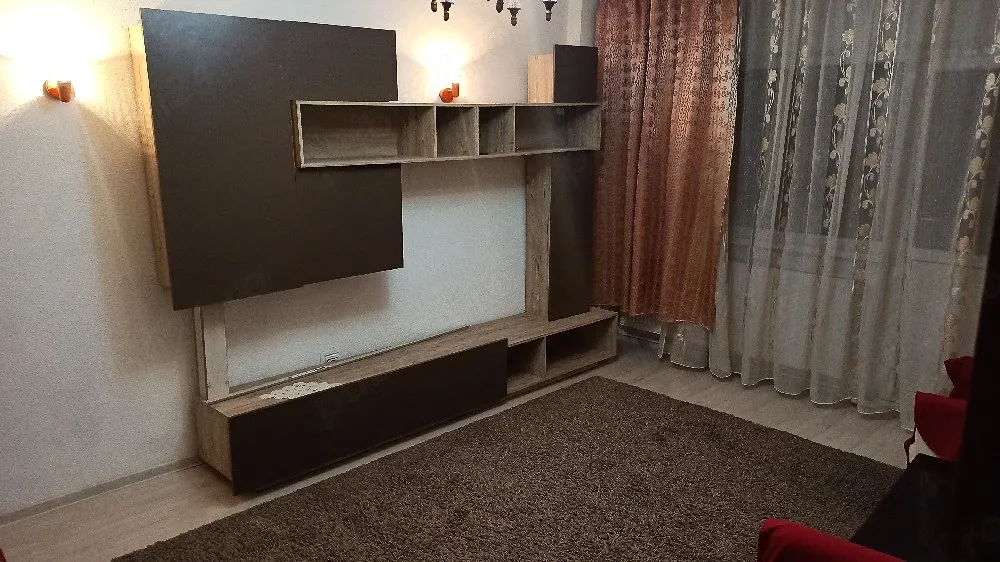 închiriez ap.2 cam.decomandat