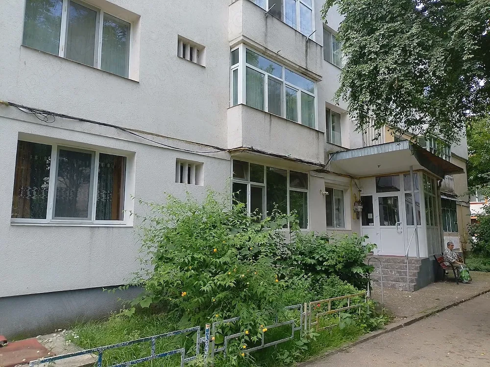 Inchiriez apartament 2 camere in Pascani deal,zona ultracentrala,str Stefan cel Mare (zona BCR) - imagine 1