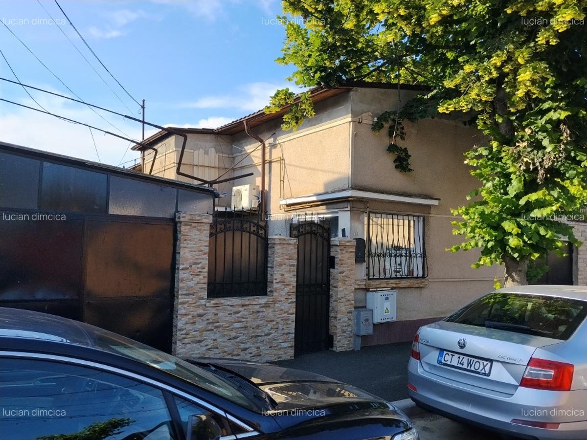 Casa la sol cu terasa și garaj de vanzare