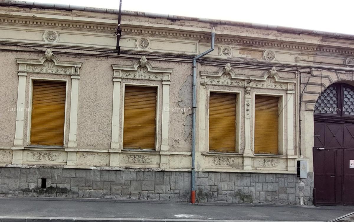 Casa de vanzare – zona centrala, locatie excelenta, front stradal 10m - imagine 1