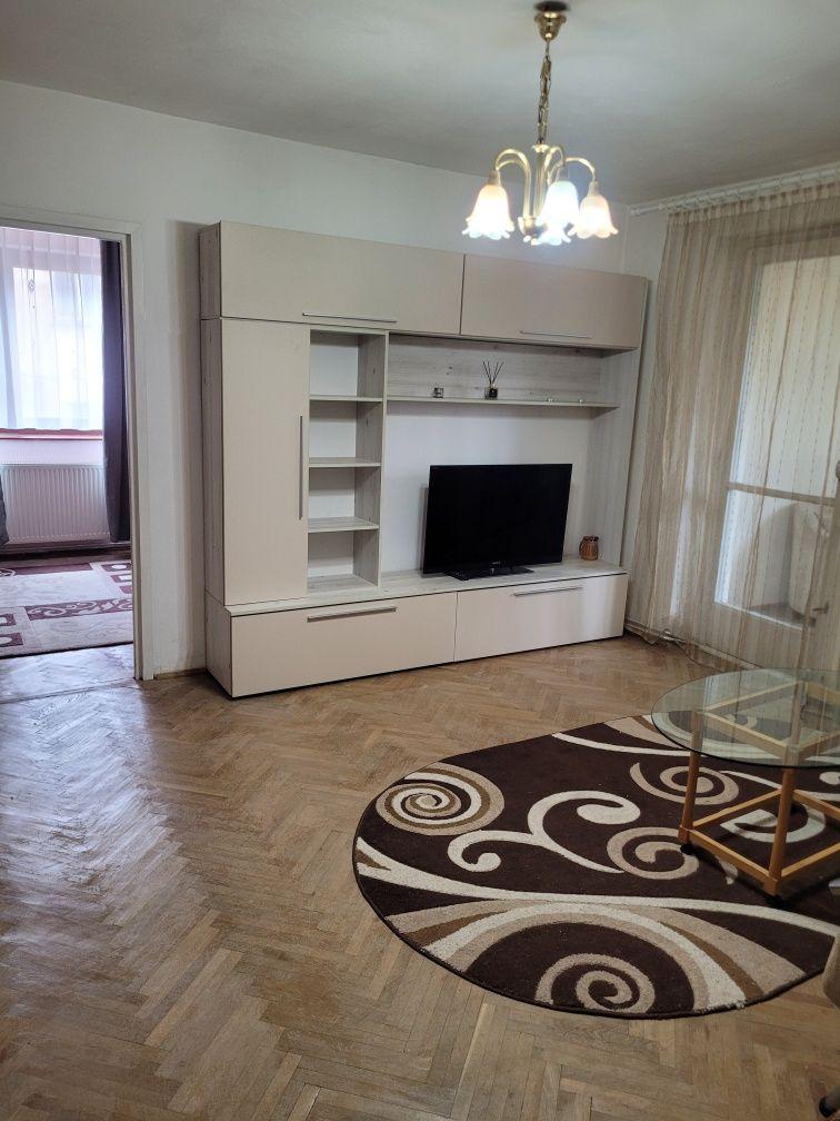 Închiriez apartament cu 2 camere