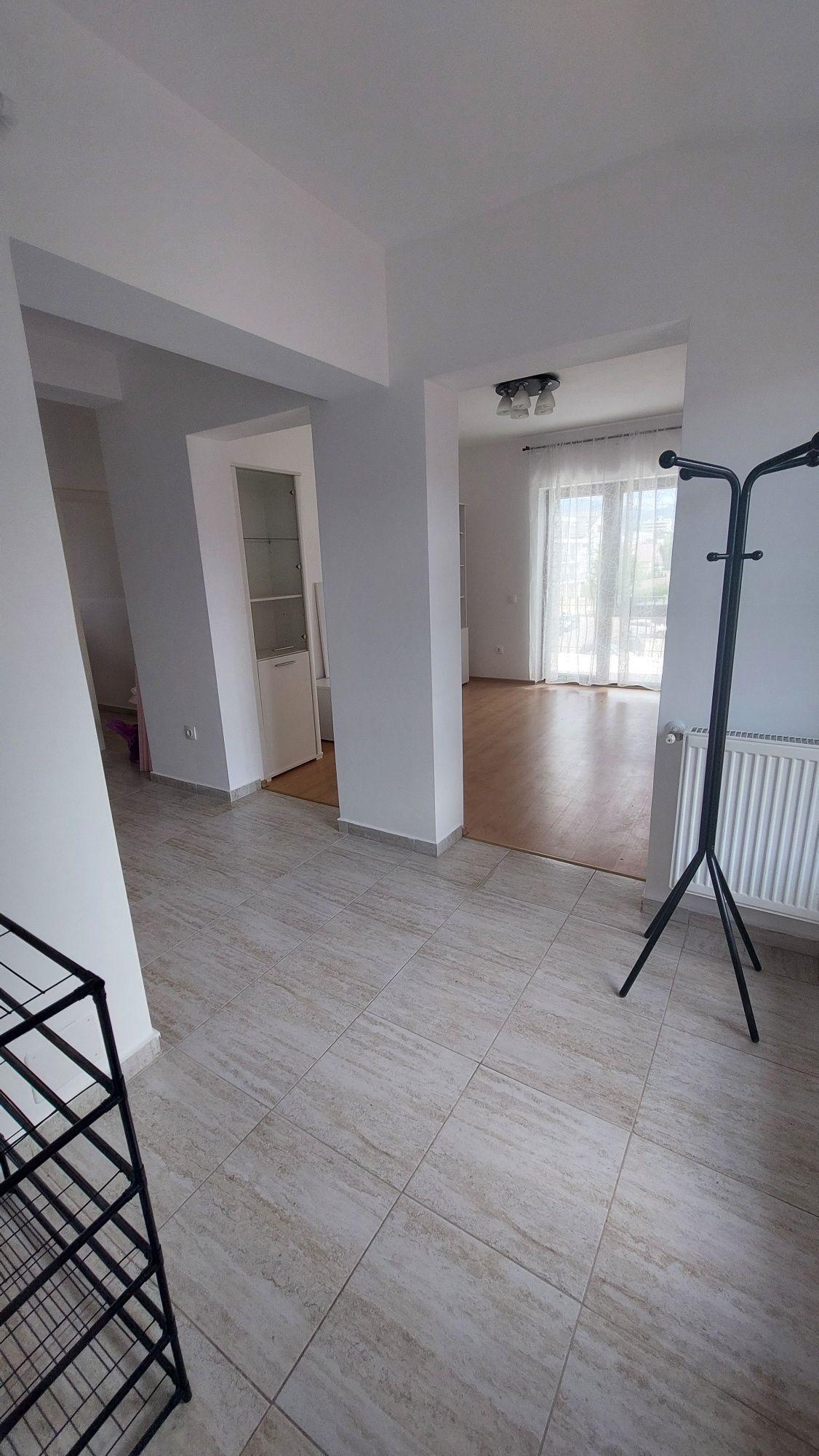 Proprietar inchiriez apartament 3 camere + parcare